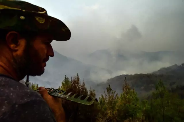 Duman altında kalan Köyceğiz'i çaresizlikle izlediler