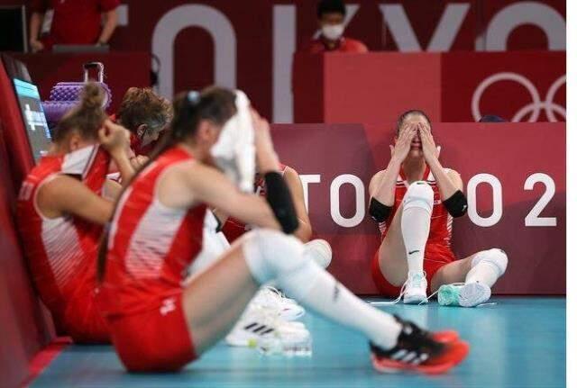 Üzmeyin kendinizi! Kadın Voleybol Takımı, çeyrekte elenmesine rağmen tarihimizdeki en büyük başarıyı yakaladı