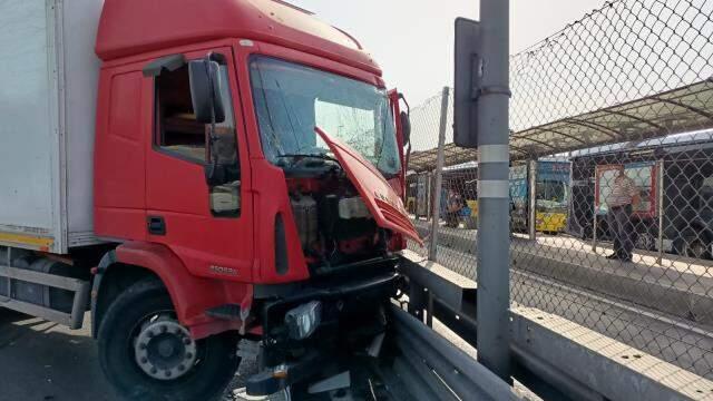 Bakırköy'de kamyon, metrobüs bariyerlerine çarptı: 2 şerit trafiğe kapatıldı