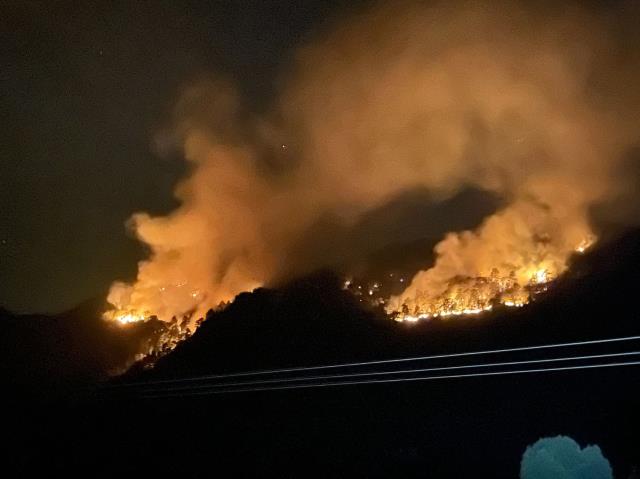 Isparta'daki orman yangınına gece görüşlü helikopterlerle müdahale ediliyor