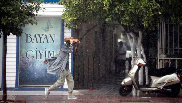 Antalya'da umut veren olay! Yeni güne yağmurla merhaba dediler
