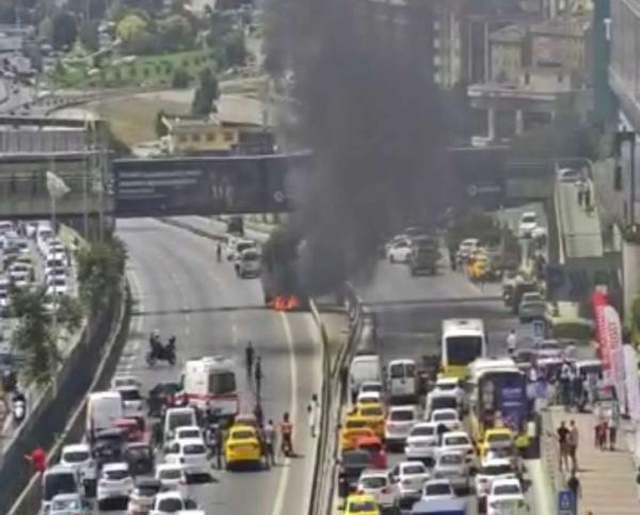 Ataşehir D-100 Karayolu Kadıköy yönü kapatıldı! Otomobil, sürücüsü içindeyken yanmaya başladı Ataşehir D-100 Karayolu Kadıköy yönü kapatıldı! Otomobil, sürücüsü içindeyken yanmaya başladı