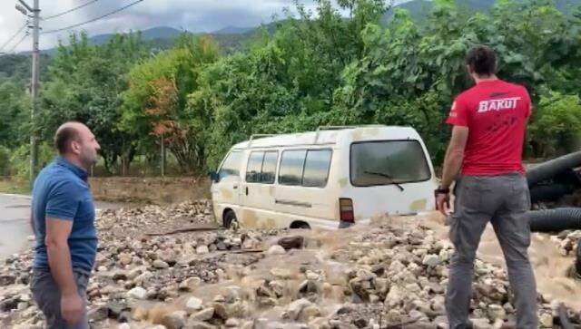 Bursa'da sel vatandaşları uykuda yakaladı! Dere taştı, mahalleleri su bastı
