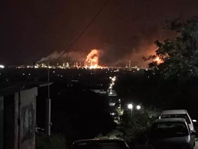 Meksika'da petrol rafinerisinde korkutan yangın