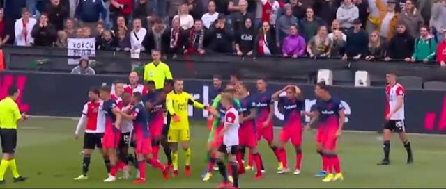 Feyenoord-Atletico Madrid maçında ortalık fena karıştı! Carrasco, milli futbolcumuzun boynunu kan içinde bıraktı
