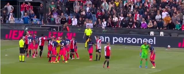 Feyenoord-Atletico Madrid maçında ortalık fena karıştı! Carrasco, milli futbolcumuzun boynunu kan içinde bıraktı