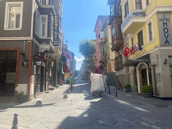 Yabancı uyruklu kadın, 3'üncü kattan bina boşluğuna düştü! Arkadaşları yerde kanlar içerisinde yatarken buldu