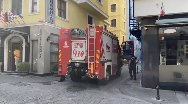 Yabancı uyruklu kadın, 3'üncü kattan bina boşluğuna düştü! Arkadaşları yerde kanlar içerisinde yatarken buldu