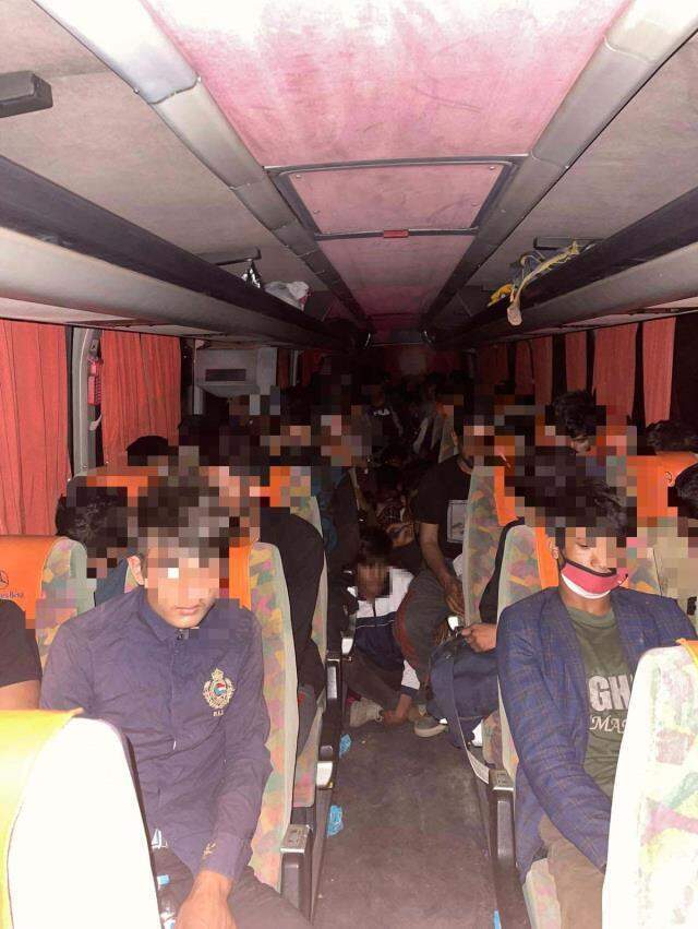 Polis, şüphelendiği aracı durdurdu! Kocaeli'de 68 Afgan göçmen yakalandı Polis, şüphelendiği aracı durdurdu! Kocaeli'de 68 Afgan göçmen yakalandı