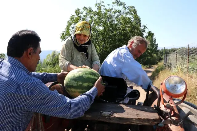 Babadan kalma geleneği sürdürüyor! Bahçesinde yetiştirdiği sebze ve meyveleri herkese ücretsiz dağıtıyor