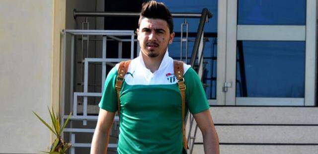 Ozan Tufan, altyapısından yetiştiği Bursaspor'a 50 bin TL destekte bulundu Ozan Tufan, altyapısından yetiştiği Bursaspor'a 50 bin TL destekte bulundu
