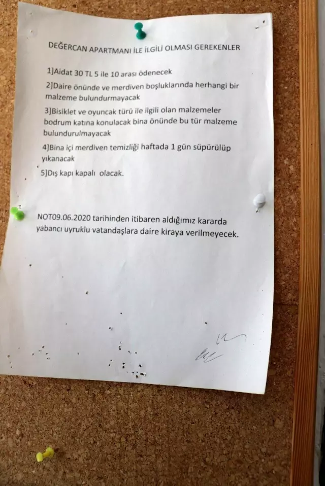 Yabancı uyruklu aileyi 'tenleri koktuğu' gerekçesiyle apartmandan çıkarma kararı aldılar