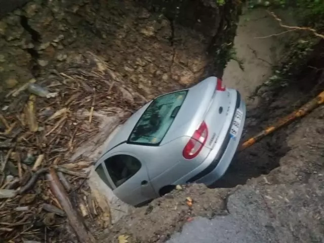 Çöken yola düşen iki araçtaki 12 kişi, sel sularına kapılmaktan son kurtuldu