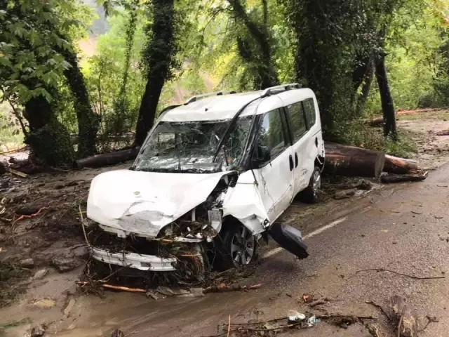 Çöken yola düşen iki araçtaki 12 kişi, sel sularına kapılmaktan son kurtuldu