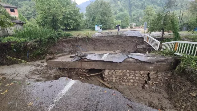 Çöken yola düşen iki araçtaki 12 kişi, sel sularına kapılmaktan son kurtuldu