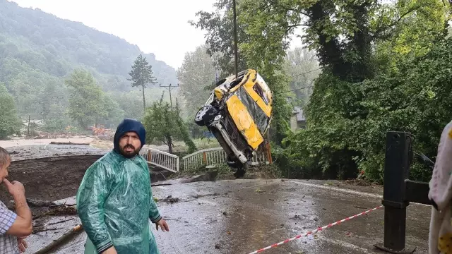 Çöken yola düşen iki araçtaki 12 kişi, sel sularına kapılmaktan son kurtuldu