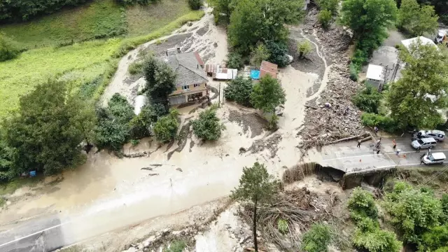 Çöken yola düşen iki araçtaki 12 kişi, sel sularına kapılmaktan son kurtuldu