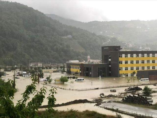 Karadeniz'deki felaketi değerlendiren İçişleri Bakanı Soylu: Bazı yerlerde suyun yüksekliği 4 metreyi buldu Karadeniz'deki felaketi değerlendiren İçişleri Bakanı Soylu: Bazı yerlerde suyun yüksekliği 4 metreyi buldu