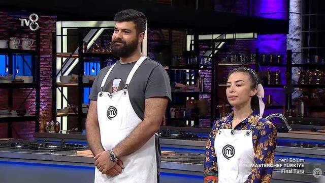 MasterChef'te bir ilk! Diğer şefler kararsız kalınca ana kadroya giren yarışmacıyı Danilo Zanna belirledi MasterChef'te bir ilk! Diğer şefler kararsız kalınca ana kadroya giren yarışmacıyı Danilo Zanna belirledi