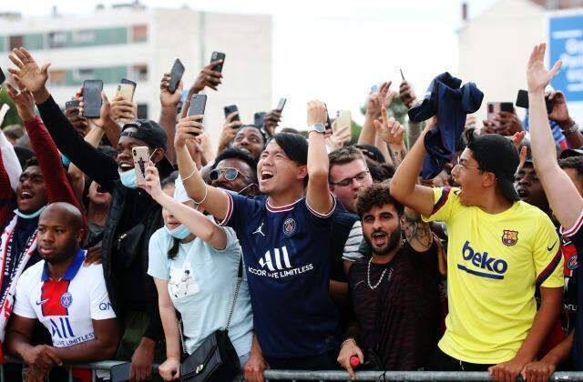Messi, halkı sokağa döktü! 'Burası Paris' tişörtüyle kendisini bekleyenleri selamladı Messi, halkı sokağa döktü! 'Burası Paris' tişörtüyle kendisini bekleyenleri selamladı
