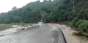 Ordu'da sağanak nedeniyle dere taştı, yol geçici olarak ulaşıma kapandı