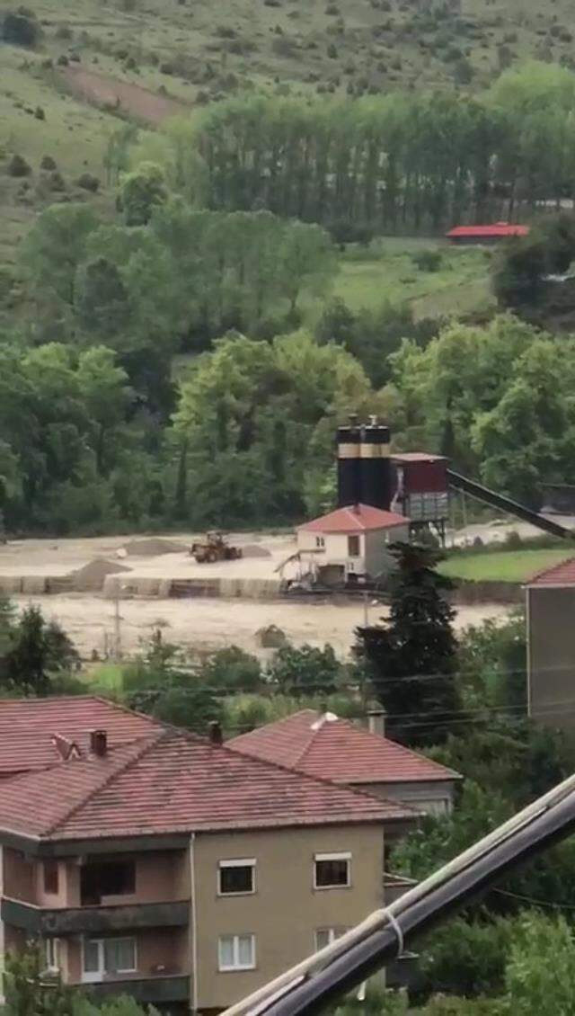 Sel sularının şiddetini en iyi anlatan görüntü! Beton şantiyesinin binasını tuzla buz etti