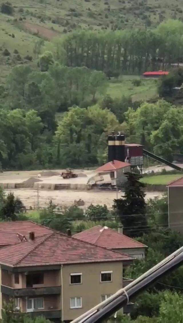 Sel sularının şiddetini en iyi anlatan görüntü! Beton şantiyesinin binasını tuzla buz etti