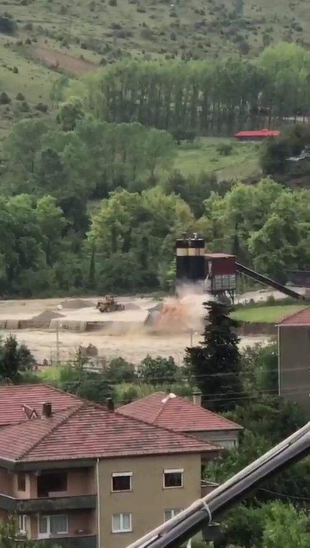 Sel sularının şiddetini en iyi anlatan görüntü! Beton şantiyesinin binasını tuzla buz etti