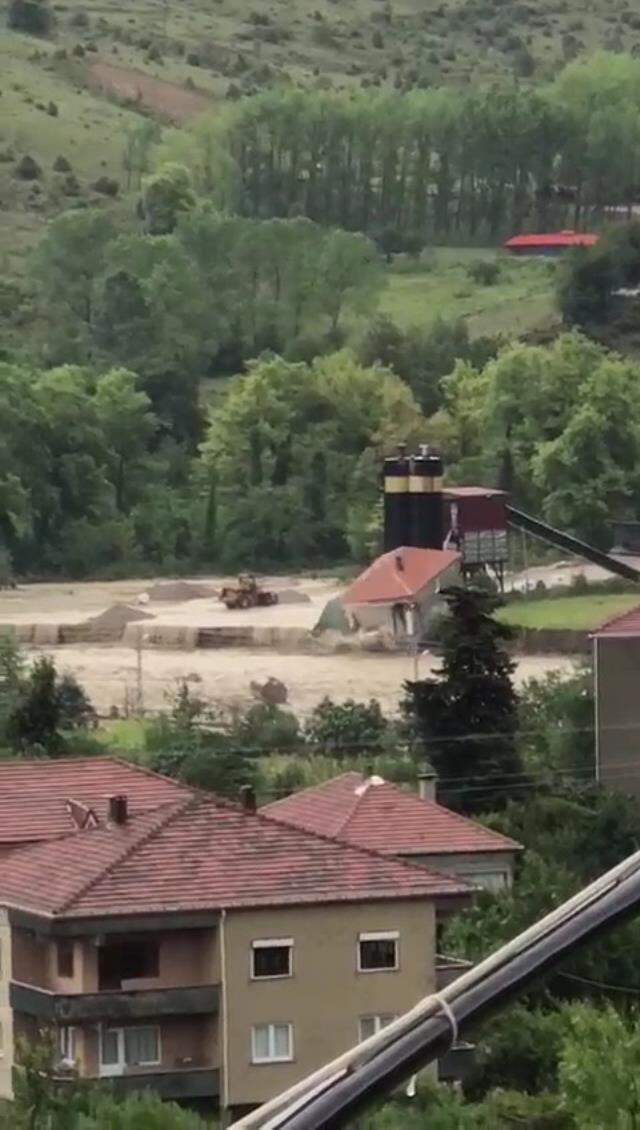 Sel sularının şiddetini en iyi anlatan görüntü! Beton şantiyesinin binasını tuzla buz etti