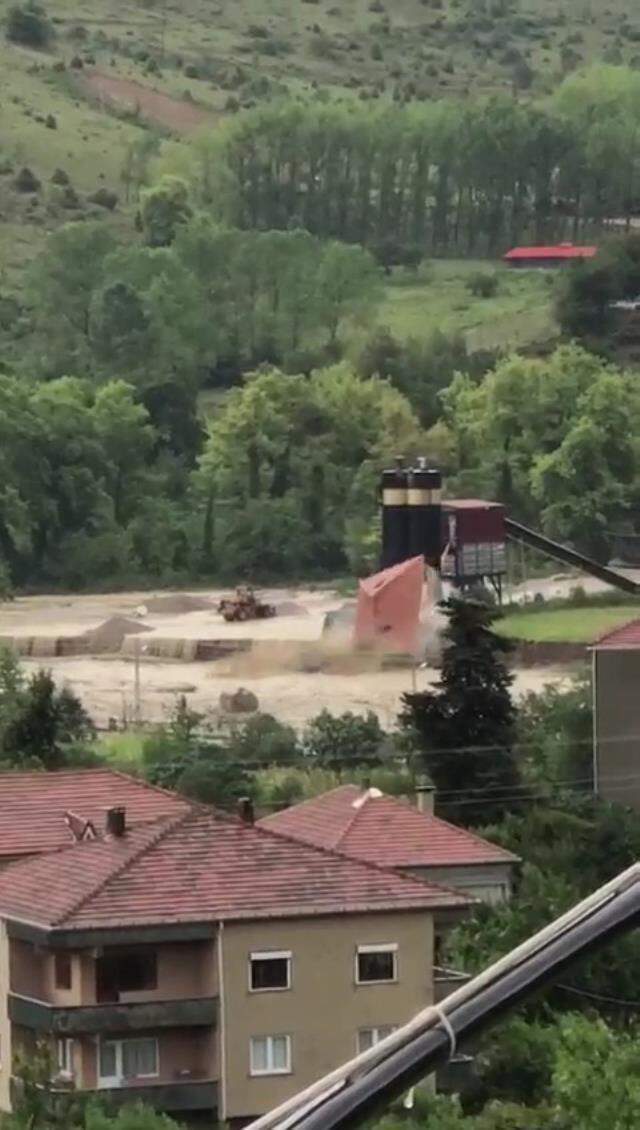 Sel sularının şiddetini en iyi anlatan görüntü! Beton şantiyesinin binasını tuzla buz etti
