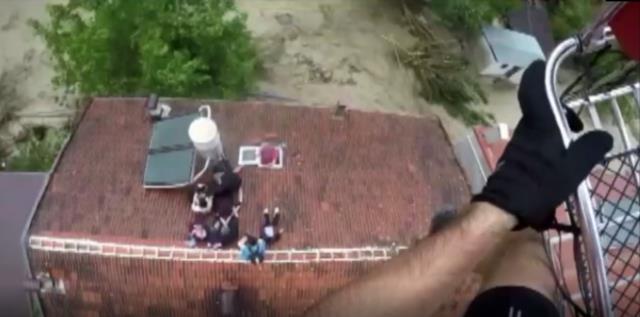 Sinop'taki selde çatıdan beyaz bayrak sallayarak yardım isteyen vatandaşlar helikopterle kurtarıldı