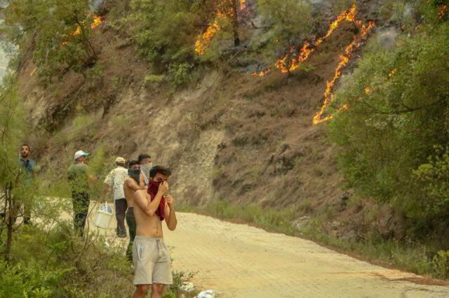 Antalya ve Muğla'da mücadele sürerken Burdur'dan da kötü haber geldi: Bu yangın tehlikeli