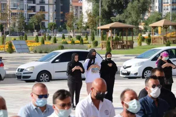 Polis memurunun öldürdüğü eşi ile anne ve babası toprağa verildi! Çocukları cenazede güçlükle ayakta durabildi