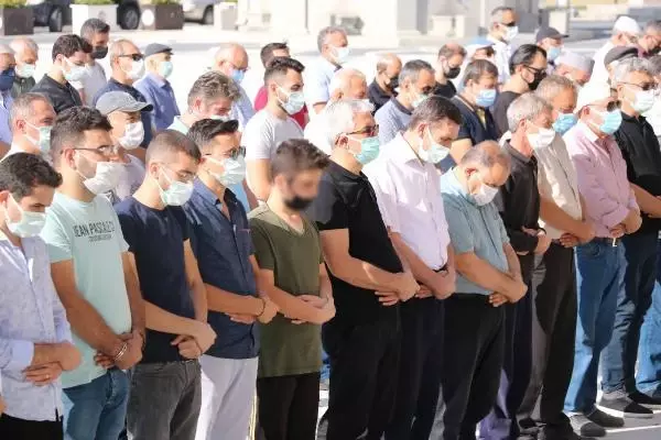 Polis memurunun öldürdüğü eşi ile anne ve babası toprağa verildi! Çocukları cenazede güçlükle ayakta durabildi