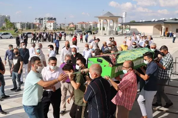 Polis memurunun öldürdüğü eşi ile anne ve babası toprağa verildi! Çocukları cenazede güçlükle ayakta durabildi