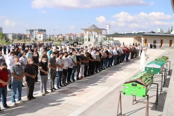 Polis memurunun öldürdüğü eşi ile anne ve babası toprağa verildi! Çocukları cenazede güçlükle ayakta durabildi