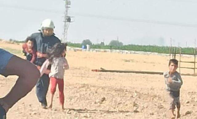Şanlıurfa'da 10 kişilik aile, arıların saldırısına uğradı! Kaçarak sığındıkları evden itfaiye personeli çıkardı Şanlıurfa'da 10 kişilik aile, arıların saldırısına uğradı! Kaçarak sığındıkları evden itfaiye personeli çıkardı