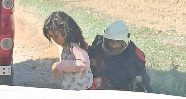 Şanlıurfa'da 10 kişilik aile, arıların saldırısına uğradı! Kaçarak sığındıkları evden itfaiye personeli çıkardı Şanlıurfa'da 10 kişilik aile, arıların saldırısına uğradı! Kaçarak sığındıkları evden itfaiye personeli çıkardı