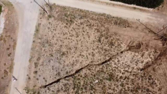 500 metre uzunluğundaki dev yarık mahallede yaşayanları tedirgin etti 500 metre uzunluğundaki dev yarık mahallede yaşayanları tedirgin etti