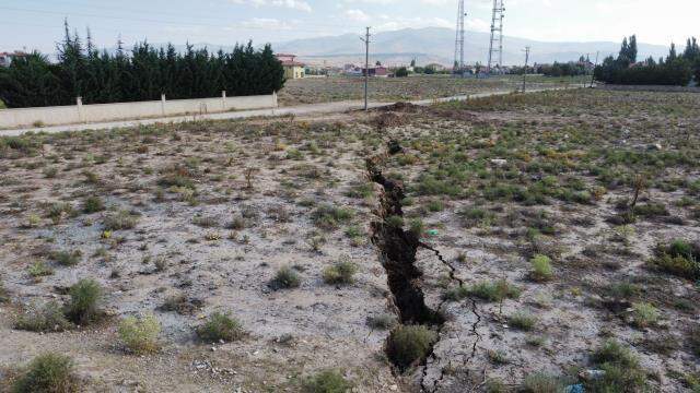 500 metre uzunluğundaki dev yarık mahallede yaşayanları tedirgin etti 500 metre uzunluğundaki dev yarık mahallede yaşayanları tedirgin etti