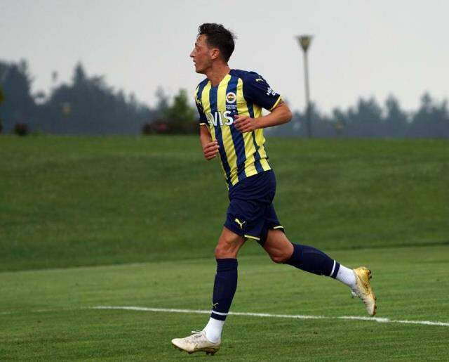 Fransa basınına konuşan Mesut Özil, 'Fenerbahçe'de oynamak rüya gibi' dedi