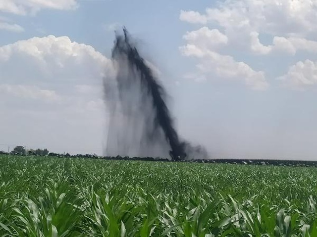 Boru hattı delindi, ham petrol metrelerce yükseğe fışkırdı