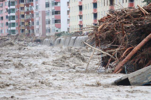 Son Dakika: Karadeniz'deki sel felaketinin bilançosu ağırlaşıyor! Yaşamını yitirenlerin sayısı 27'ye yükseldi Son Dakika: Karadeniz'deki sel felaketinin bilançosu ağırlaşıyor! Yaşamını yitirenlerin sayısı 27'ye yükseldi