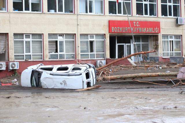 Son Dakika: Karadeniz'deki sel felaketinin bilançosu ağırlaşıyor! Yaşamını yitirenlerin sayısı 27'ye yükseldi Son Dakika: Karadeniz'deki sel felaketinin bilançosu ağırlaşıyor! Yaşamını yitirenlerin sayısı 27'ye yükseldi