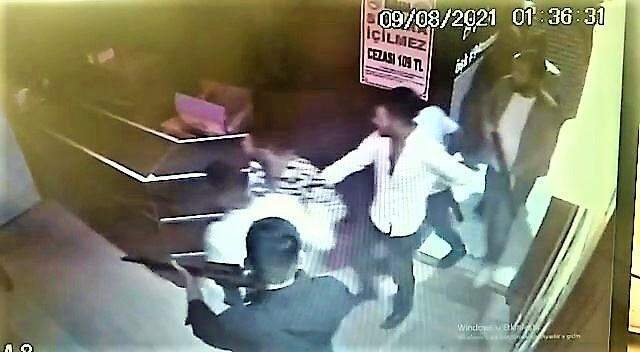 Eğlenmek için gittiği gazinoda kız arkadaşının çalıştığını öğrendi! Öfkeden deliye dönüp mekanı böyle taradı Eğlenmek için gittiği gazinoda kız arkadaşının çalıştığını öğrendi! Öfkeden deliye dönüp mekanı böyle taradı