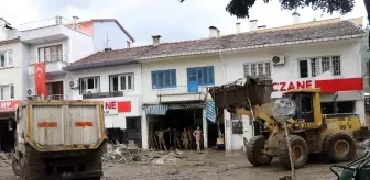 KASTAMONU - Sel felaketinin yaşandığı Bozkurt'ta enkaz kaldırma ve temizlik çalışmaları devam ediyor (2)