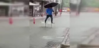 Su basan yolun karşısına sandalyelerle böyle geçti