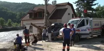 Bozkurt'ta yaralar sarılıyor... Gıda yardımları dere yatağına kurulan iplerle karşıya geçiriliyor