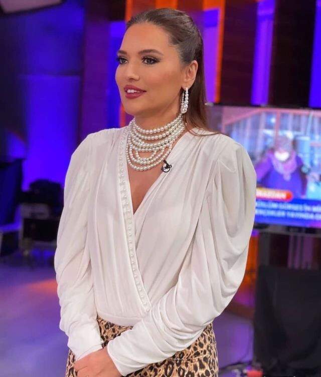 Demet Akalın, yangında evini kaybeden Fatma Teyze'ye verdiği sözü tuttu Demet Akalın, yangında evini kaybeden Fatma Teyze'ye verdiği sözü tuttu