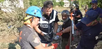 İnebolu ilçesinde yaşanan sel felaketinde çamura saplanan kaplumbağa kurtarıldı